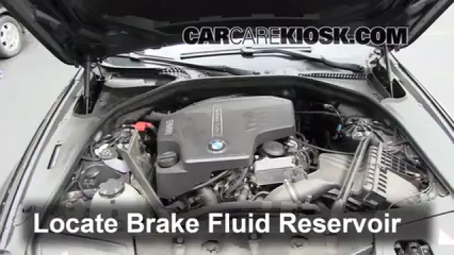 2012 BMW 528i xDrive 2.0L 4 Cyl. Turbo Liquide de frein Ajouter du liquide